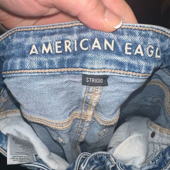 American Eagle Outfitters (0) Light Wash Distressed Mom Jeans with Stretch - Picture 6 of 8
